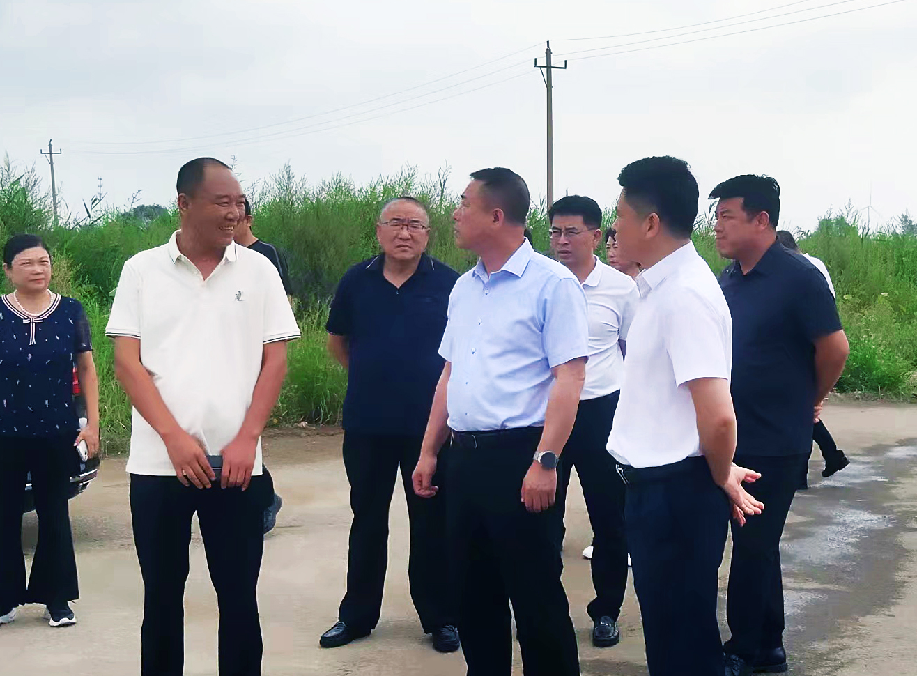 Director Liu Zhifeng of the Standing Committee of the Municipal People's Congress led a delegation to visit